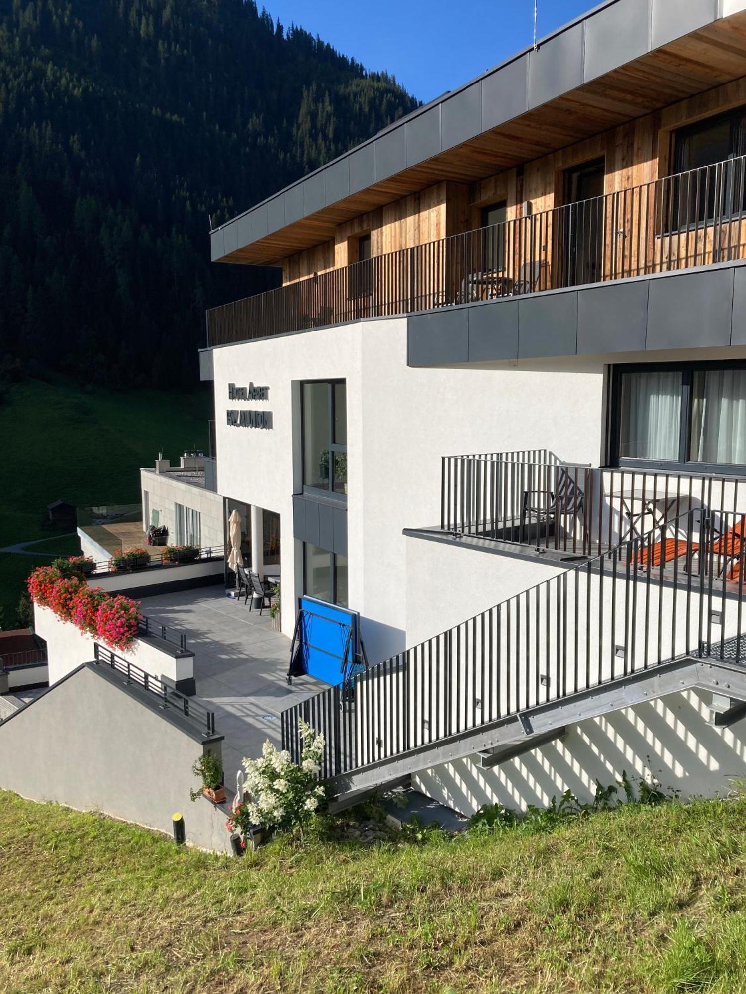 Piz Mundin Apartment *